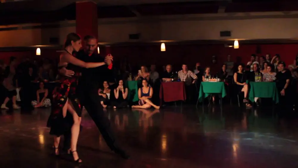Video thumbnail for Natalia de Assuncao y Ariel Manzanares bailan en La Viruta Tango Club