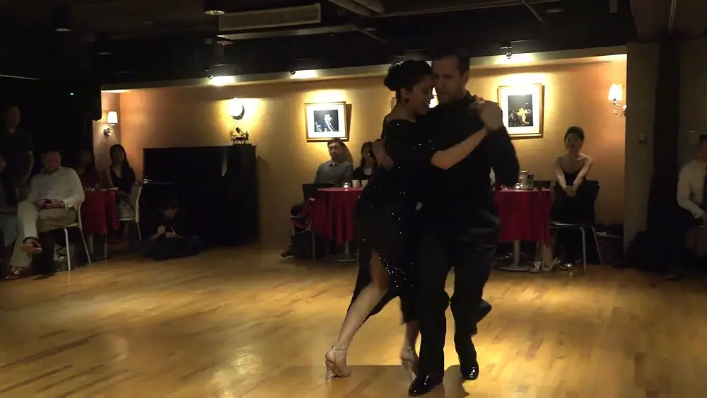 Video thumbnail for Facundo Piñero & Vanesa Villalba dance Juan D'Arienzo's El Látigo
