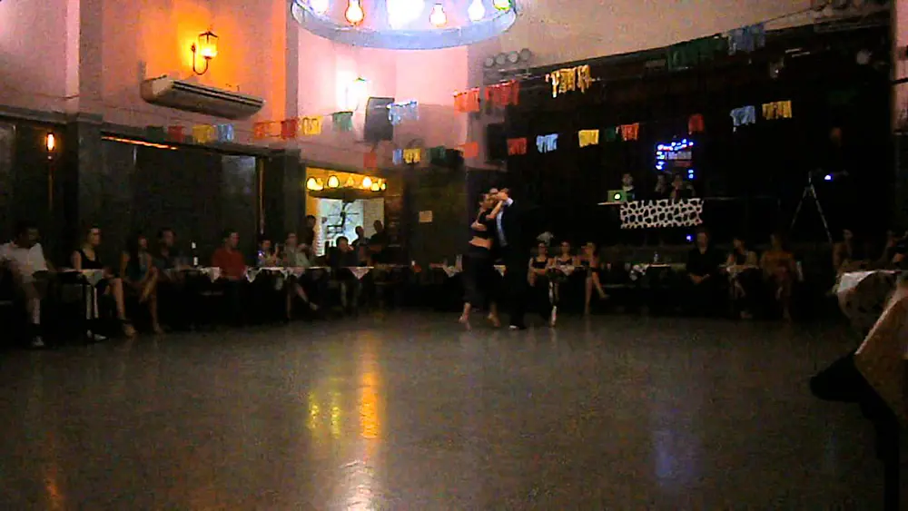 Video thumbnail for Virginia Vasconi y Jon Lambert en El Motivo Tango, 18/11/13