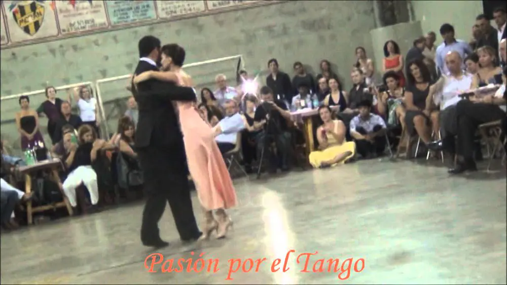 Video thumbnail for MAGDALENA VALDEZ y ROBERTO ZUCCARINO Bailando la Milonga LA CICATRIZ en la MILONGA DEL MORAN
