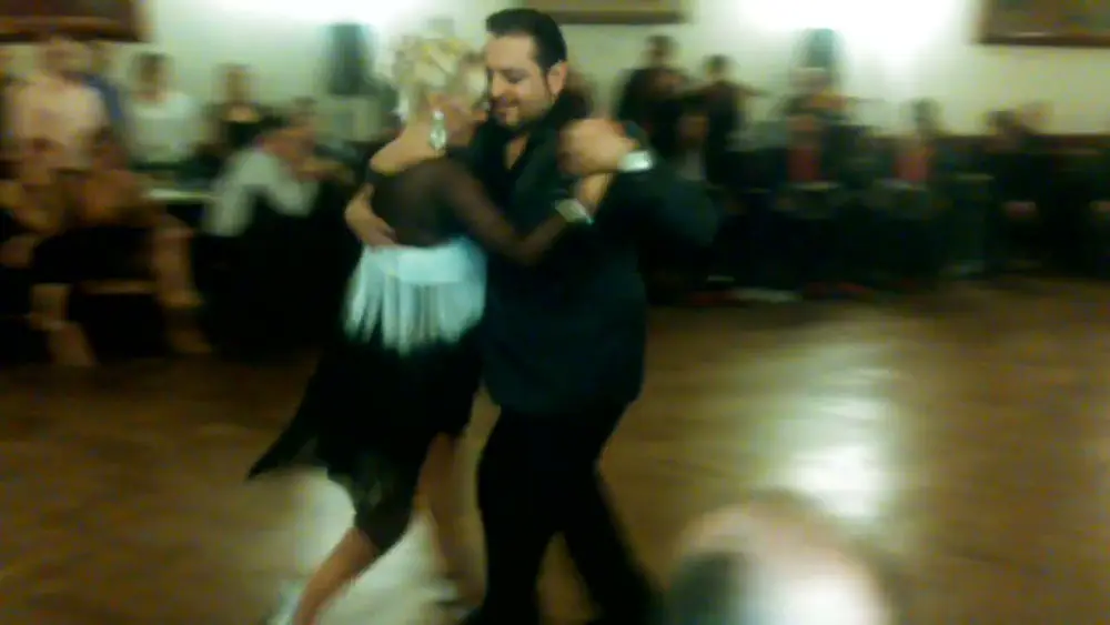 Video thumbnail for Leo Ortiz y Yanina Erramouspe, bailan con La Juan Darienzo, milonga 2/2