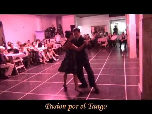 Video thumbnail for NATALIA ALMADA y PEDRO OCHOA bailando el tango UNA EMOCION en Floreal Milonga