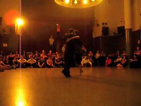 Video thumbnail for Guillermo Cerneaz y Paula Rampini bailando Tango en Malcom (Buenos Aires)