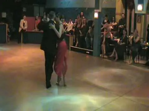 Video thumbnail for Roberto Reis y Natalia Lavanderia al Contatto Club - 1/5/2010 (milonga)