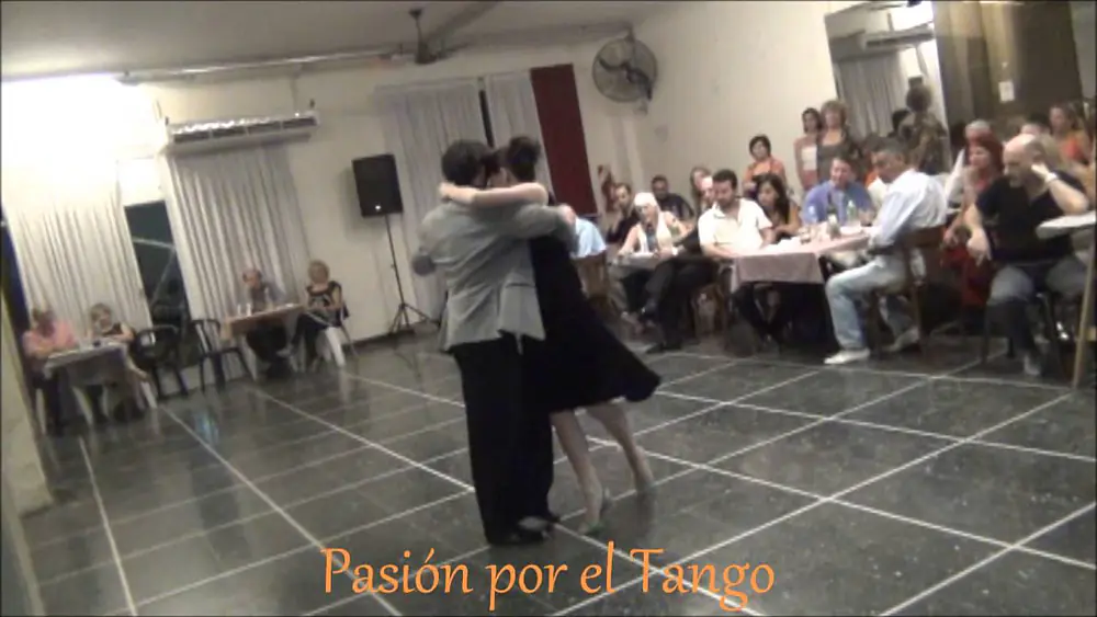 Video thumbnail for CECILIA CAPELLO y DIEGO AMORIN Bailando el Tango EL RECODO en FLOREAL MILONGA
