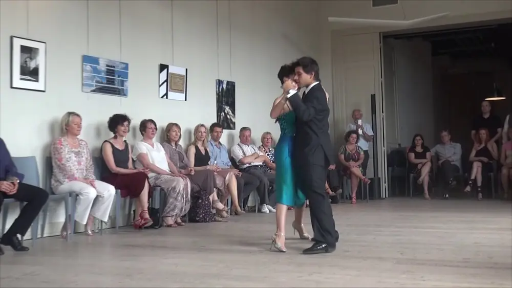 Video thumbnail for Eva Icikson & Brenno Marques: improvisation tangovals @ Brunchmilonga Tangorrion