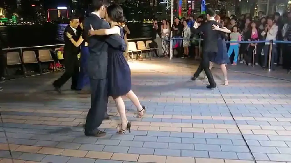 Video thumbnail for Raymond Chu y Lily Cheng with Otro Students (R1) Outdoor Milonga at Avenue of Stars | 星光大道的探戈