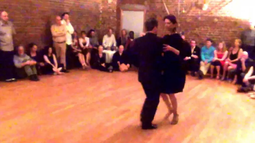 Video thumbnail for Tina Riccardi y Oscar Busso bailan el vals Corazon de Oro por la orquesta de Francisco Canaro 3/3