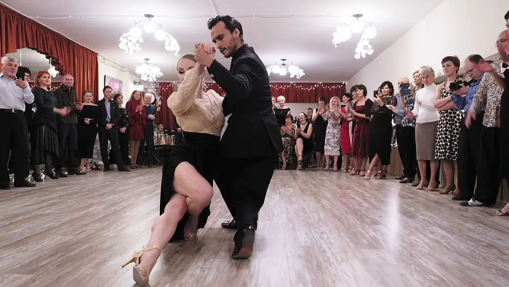 Video thumbnail for Juan Manuel & Liza Rosales bailan Mala Junta de la orquesta Solo Tango #argentinetango #solotango