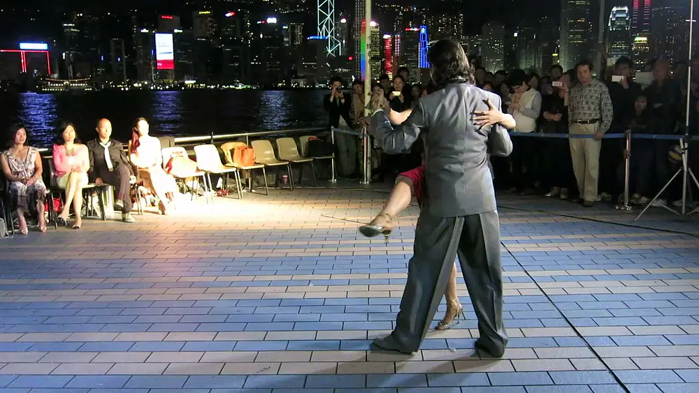 Video thumbnail for Raymond Chu y Lily Cheng with Otro Students (R2 - 1/2) Outdoor Milonga at Avenue of Stars | 星光大道的探戈
