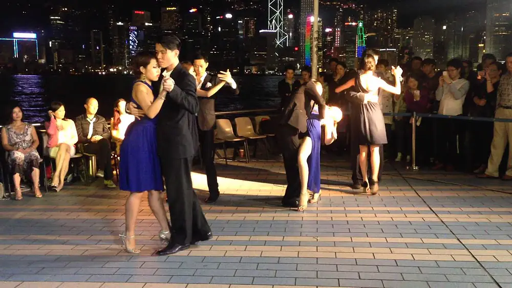 Video thumbnail for Raymond Chu y Lily Cheng with Otro Students (R2 - 2/2) Outdoor Milonga at Avenue of Stars | 星光大道的探戈