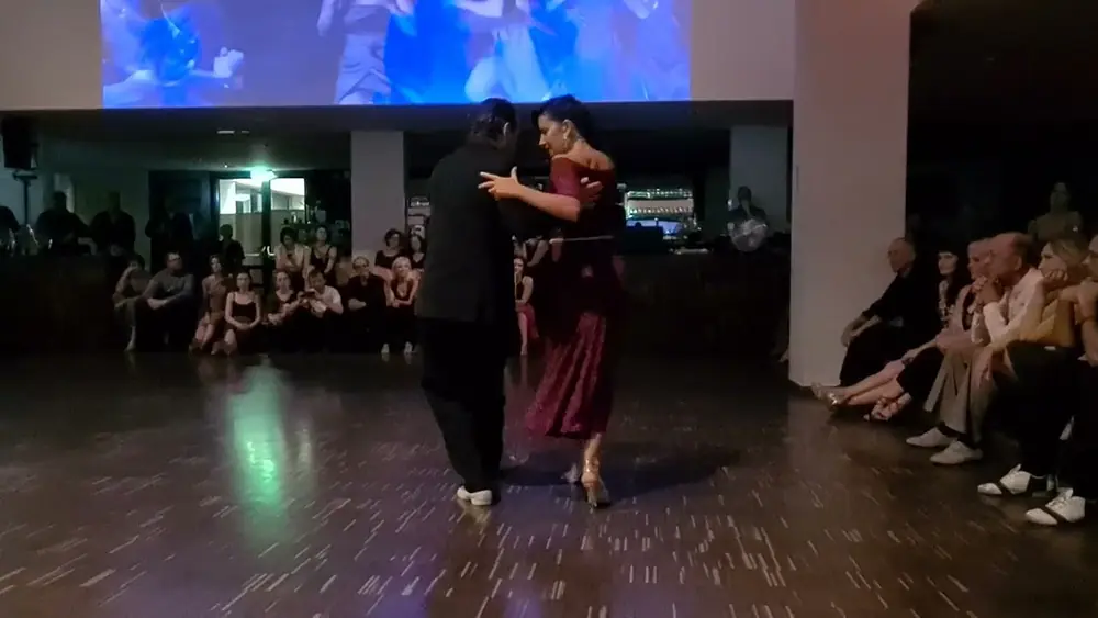 Video thumbnail for Sofia Saborido & Pablo Inza dancing 'Por la vuelta' by Floreal Ruiz @Tangobar Vienna 1/4