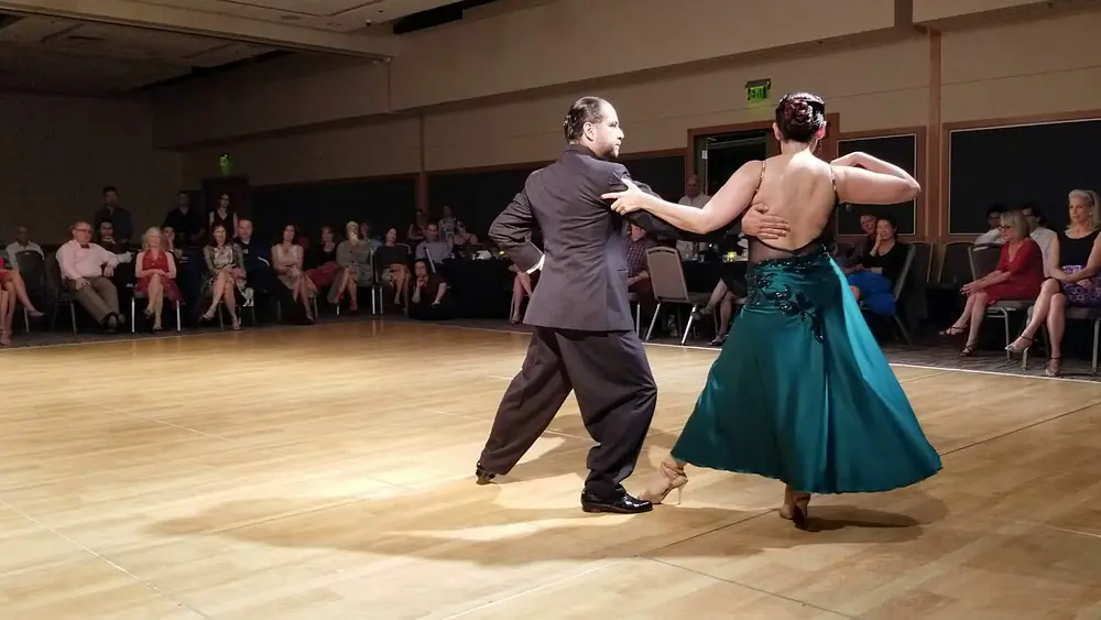 Video thumbnail for Maureen & Carlos Urrego - performance at Dream Tango Festival on May 25, 2019 (2 of 2)