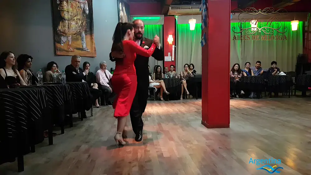 Video thumbnail for Color y energía tradicional show de tango en milonga porteña, Cristina Sosa, Daniel Nacucchio