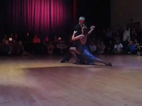 Video thumbnail for Roberto Reis & Natalia Lavendeira dance Tango at Corrientes in London (2 of 3)