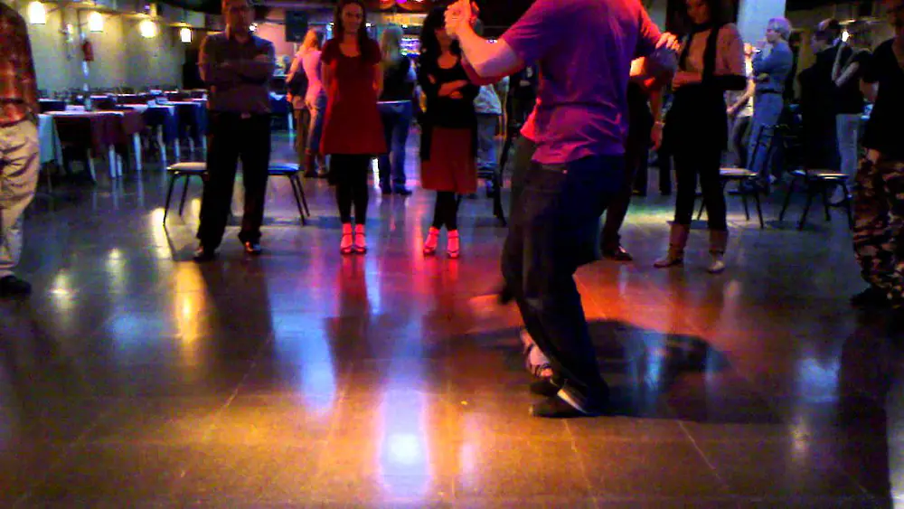 Video thumbnail for Hernán Prieto y Daniela Roig, clase de tango en La Viruta (31-08-2011)