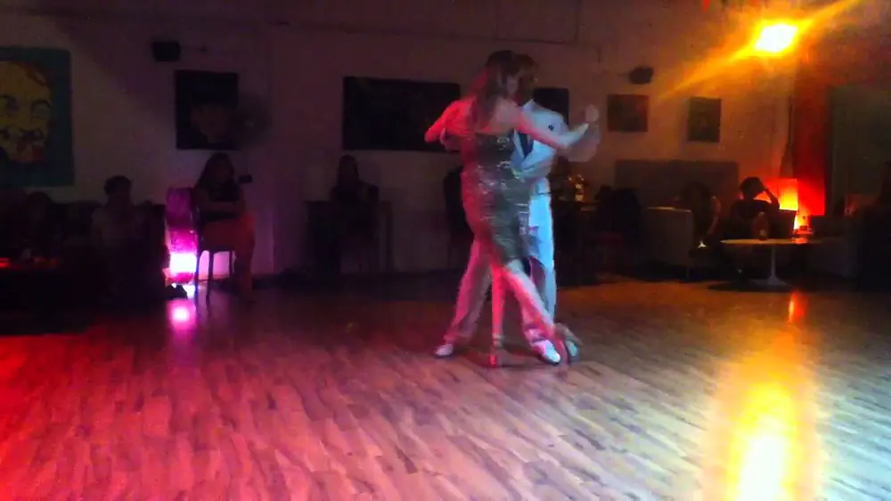 Video thumbnail for Belen Feitzler y Sebastian Pereyra bailan Milonga en GNC