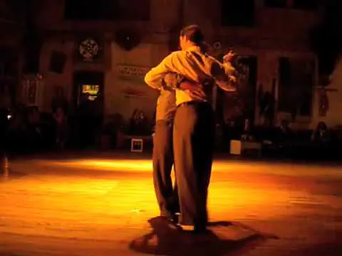 Video thumbnail for Dominic Bridge & Fausto Carpino bailando un Tango en La Catedral (Buenos Aires)