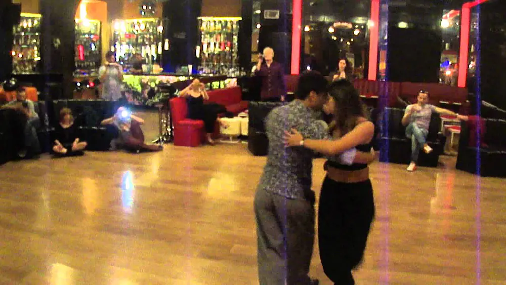 Video thumbnail for Clase de tango salon con Sebastian Achaval y Roxana Suarez.MP4