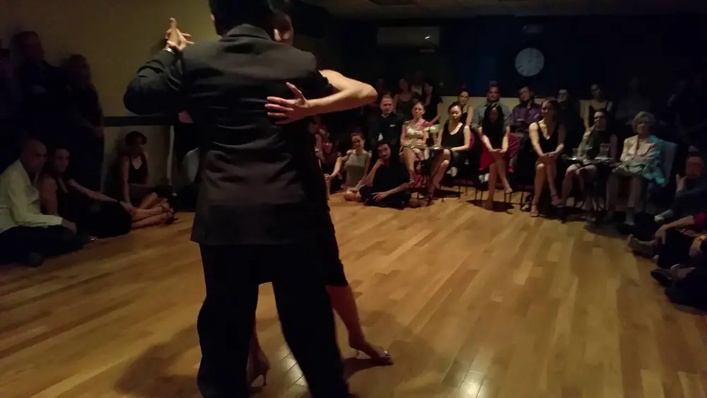 Video thumbnail for Argentine tango: Michelle Lamb & Marcelo 'El Chino' Gutiérrez - Bailemos
