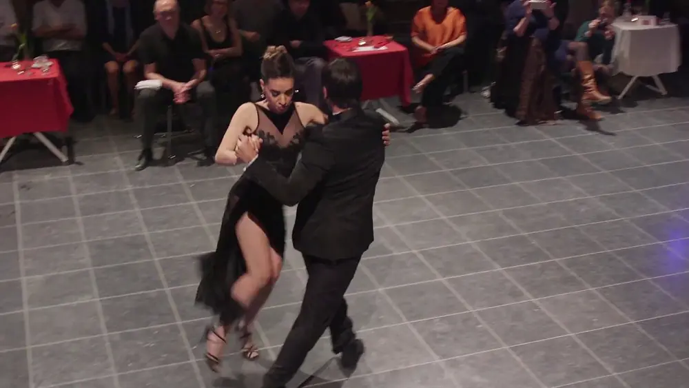 Video thumbnail for Eva Icikson & Brenno Marqués bailan Tango @ La Capilla Altena