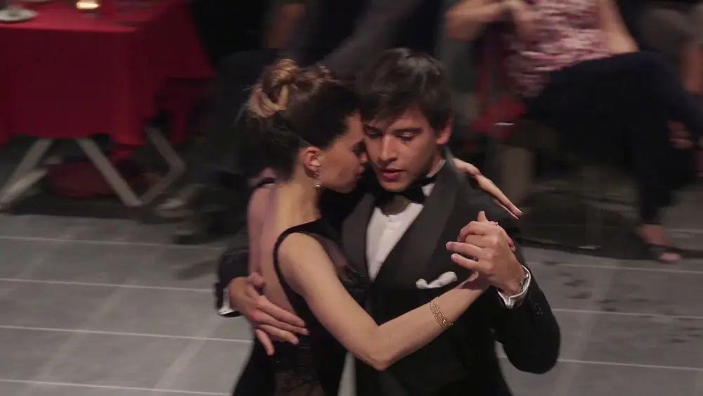 Video thumbnail for Eva Icikson & Brenno Marqués bailan  Tango Valse en La Capilla Altena