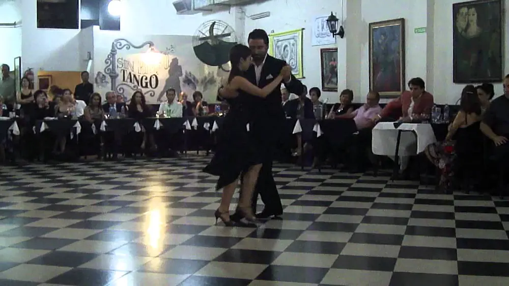 Video thumbnail for Silvia Gerbi y Diego Amado bailan milonga en el Sin Rumbo de Elsa y Julio Duplaa