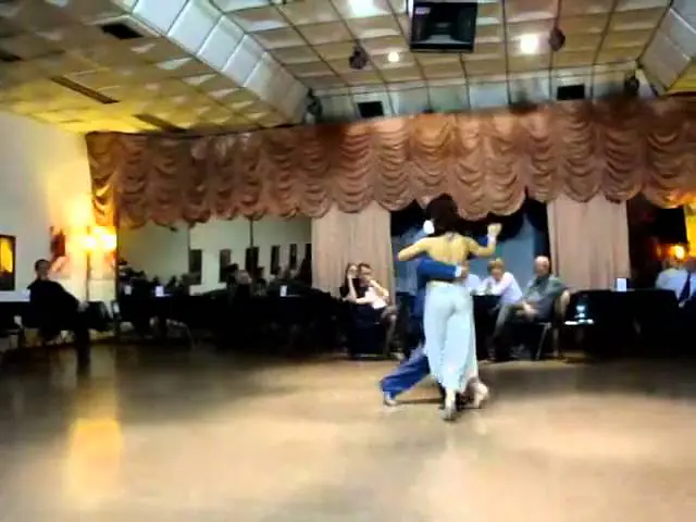 Video thumbnail for Juan Carlos Martinez y Nora Witanowski bailan en El Abrazo 1/4