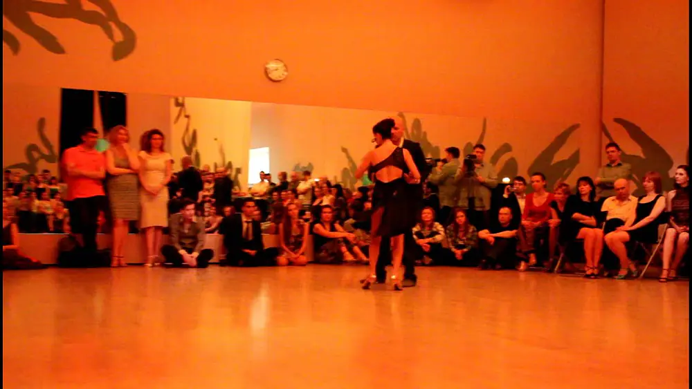 Video thumbnail for Alberto Colombo y Mariela Sametband dance in milonga-solidaria 2