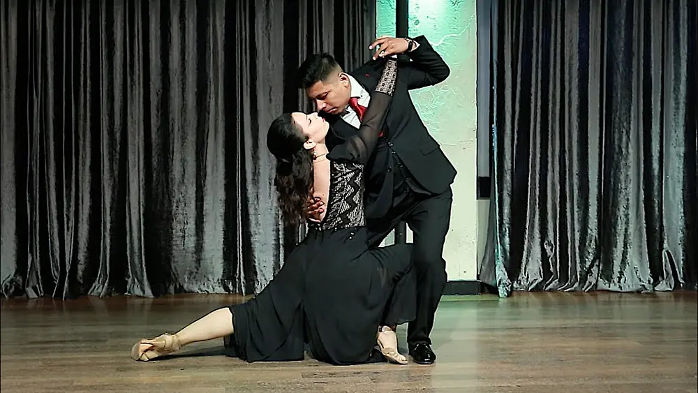 Video thumbnail for JORGE LOPEZ et SANDRA NACCACHE, "Afiches" (tango), à "La Onda Social", le 12 août 2023.