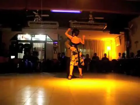 Video thumbnail for Federico Naveira & Inés Muzzopappa bailando otro Tango en "Milonga 10" (Buenos Aires)