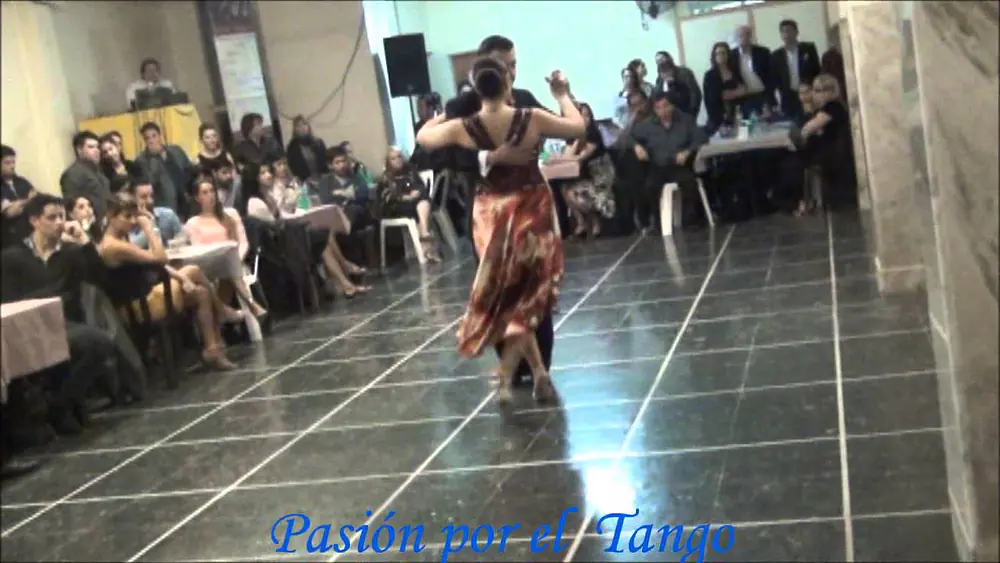 Video thumbnail for PAOLA SANZ y FACUNDO DE LA CRUZ Bailando el Tango OIGO TU VOZ en FLOREAL MILONGA