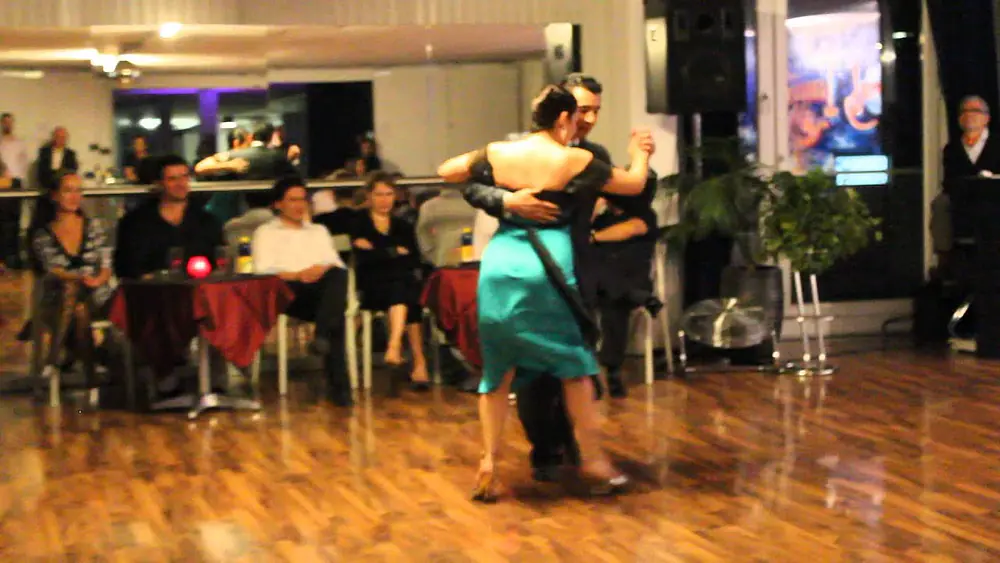 Video thumbnail for Facundo De La Cruz & Paola Sanz in Cuartito Azul on the 25.10.14 dancing Milonga