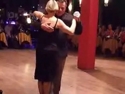 Video thumbnail for Isabella Szymonowicz y Claudio Strang bailan un tango en Cachirulo  El Beso Buenos Aires.