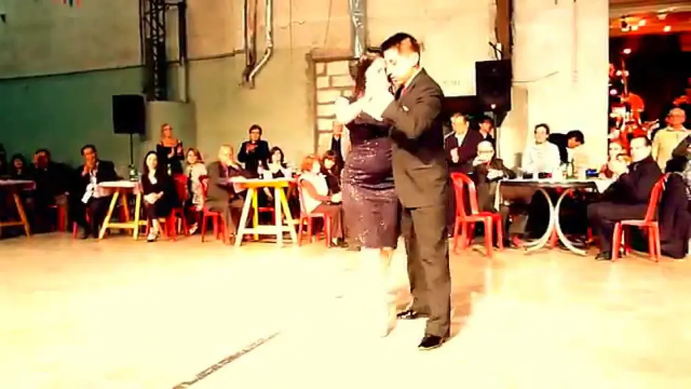Video thumbnail for Julieta Qüesta y Rauli Choque bailan con Los Reyes del Tango en el Morán