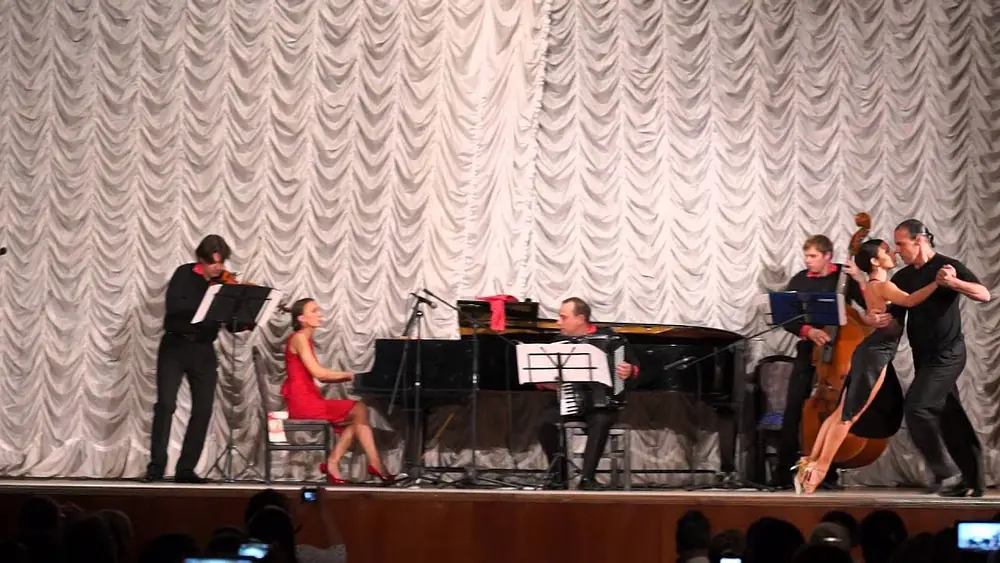 Video thumbnail for Escualo - Junior Cervila y Guadalupe Garcia en Moscow 2015