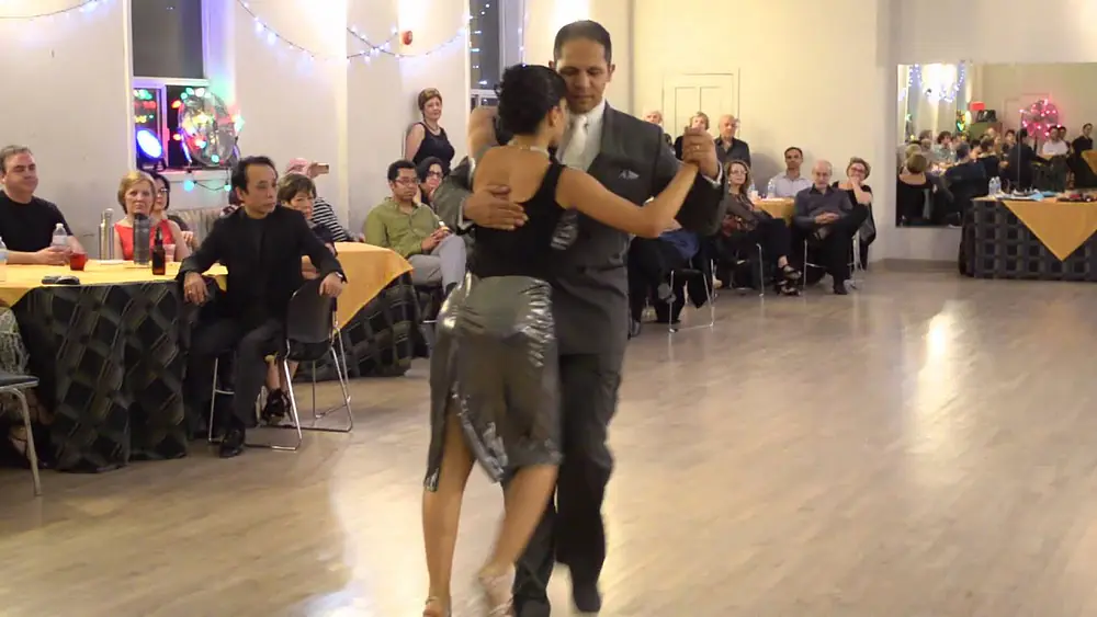 Video thumbnail for Frank Obregon y Jenny Gil bailan el Tango Qué Importa en Toronto - Canadá
