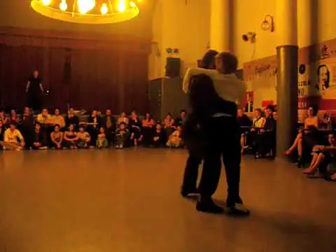 Video thumbnail for Santiago Dorkas & Cecilia García bailando un tango en TangoCool (Buenos Aires) 4