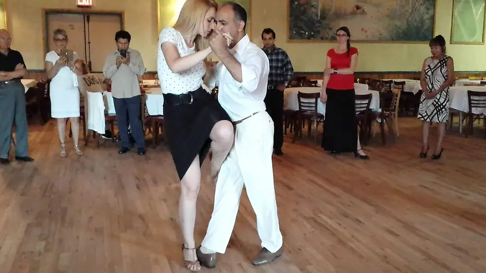 Video thumbnail for Argentine tango class: Claudio Villagra and Helena Fernandez - Cómo Se Hace un Tango