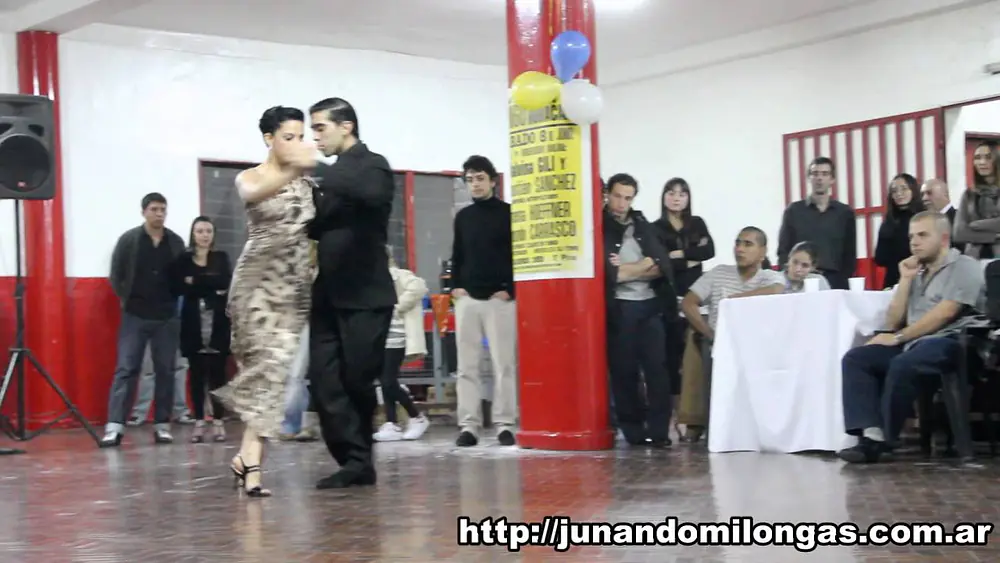 Video thumbnail for Jimena Hoeffner y Fernando Carrasco en el Club Atlético Milonguero (Tango)