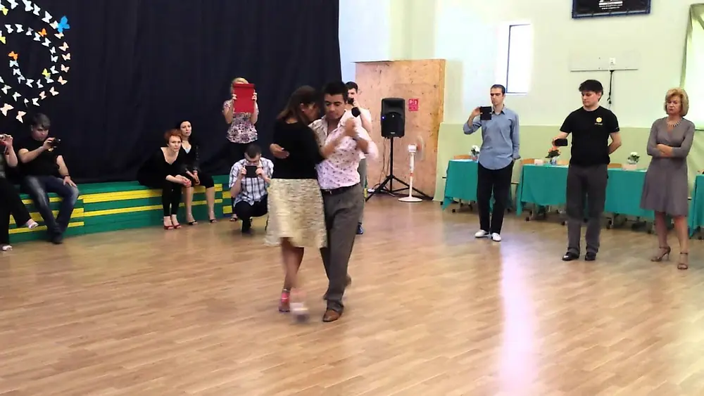 Video thumbnail for Sebastián Achaval and Roxana Suarez - Giros 2/2, argentine tango lesson (2014 Riga Tango Fiesta, LV)