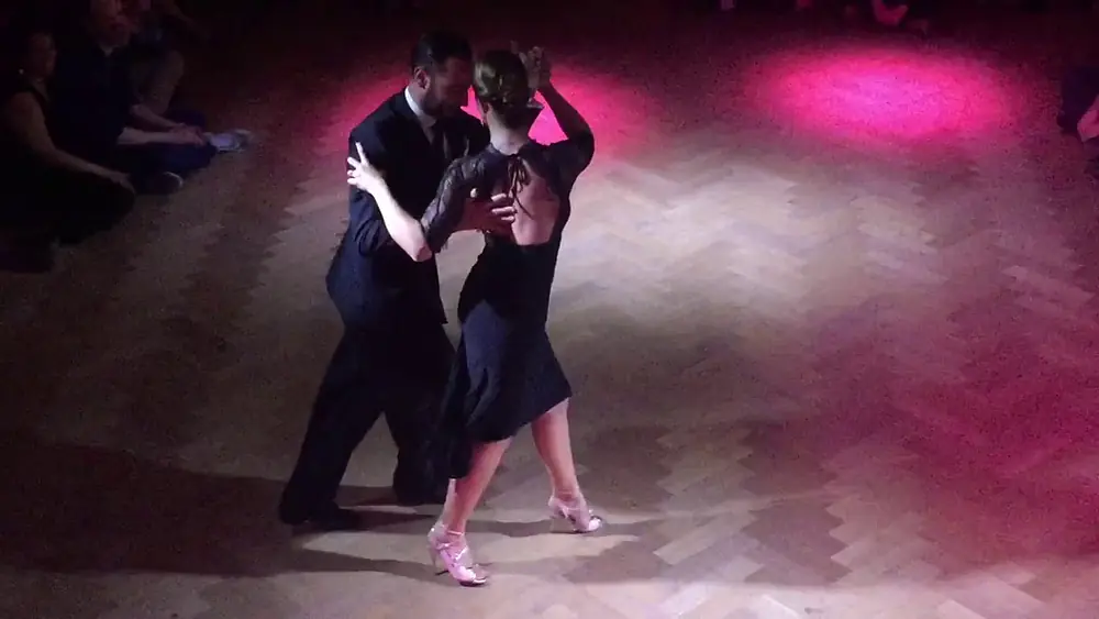 Video thumbnail for Fausto Carpino y Stephanie Fesneau bailan un tango vals "Pobre Flor" de Alfredo de Angelis