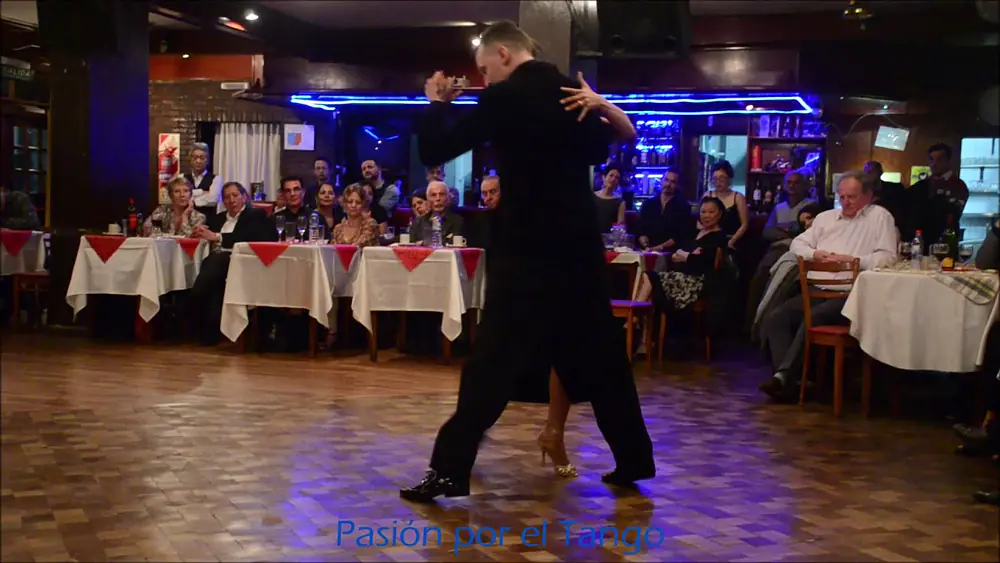 Video thumbnail for IRINA PONOMAREVA y DMITRY ASTAFIEV Bailando el Tango LA VIDA ES CORTA en LA MILONGA CARICIAS