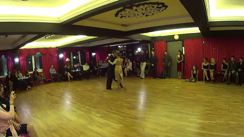 Video thumbnail for Chris Bakopoulos y Mary Ziloti - Negracha - Show in milonga El Cabeceo