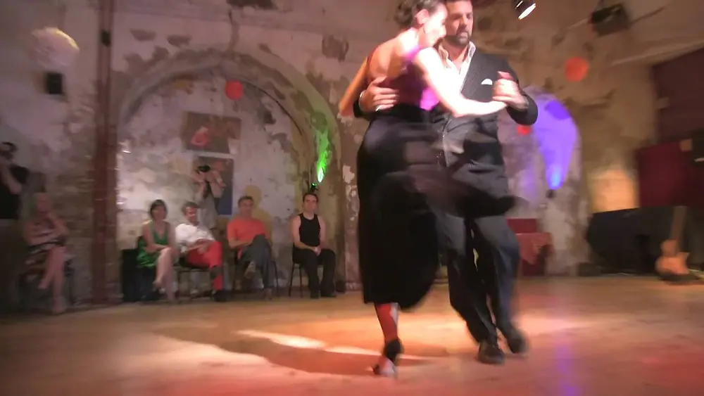 Video thumbnail for Natalia Cristobal Rivé et Diego Riemer dansent sur la milonga Vestido Punzo