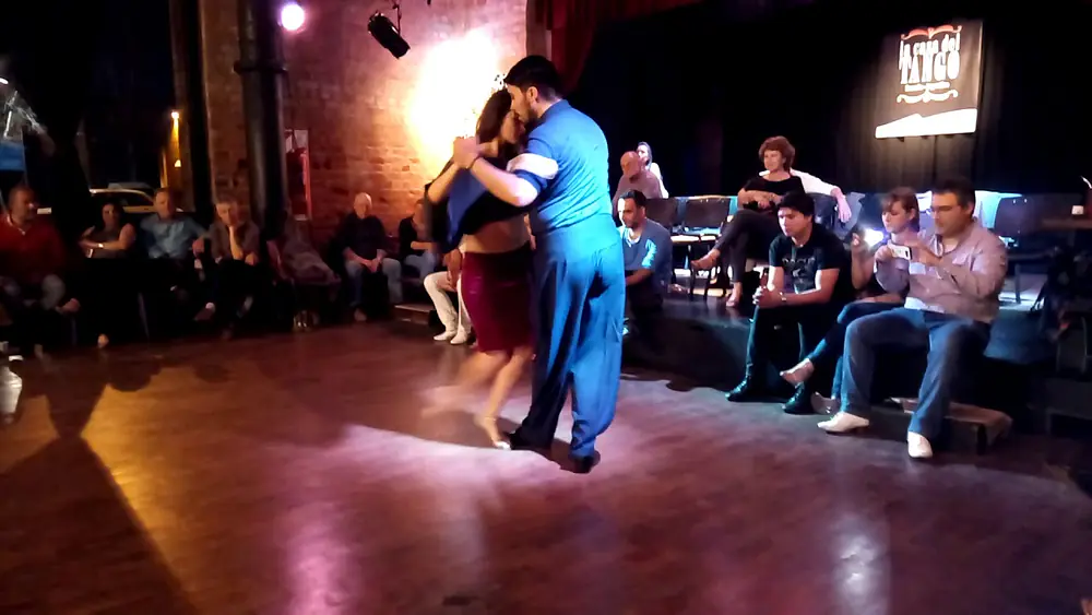 Video thumbnail for Julio Saavedra y Ángeles Carrión. Improvisación en La Casa del Tango II
