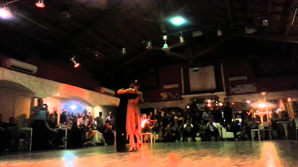 Video thumbnail for Josè Fernandez y Martina Waldman al Barrio Tango Roma  - (Alfredo De Angelis, Flores del Alma)