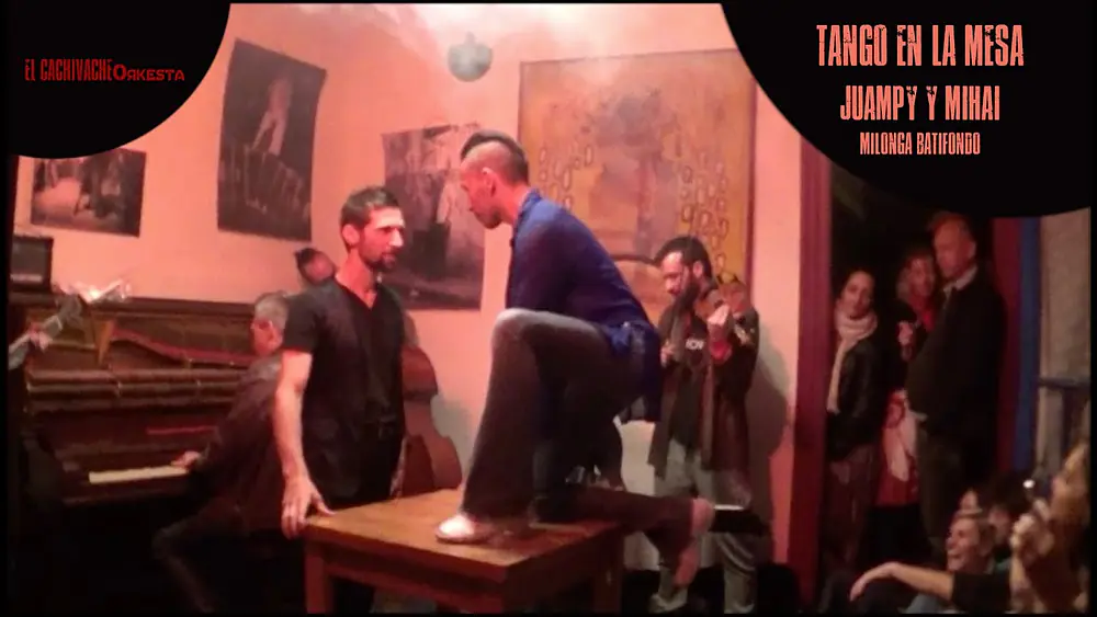 Video thumbnail for Juampy Ramirez y Mihai Goergescu bailan tango en la mesa de la milonga queer con El Cachivache