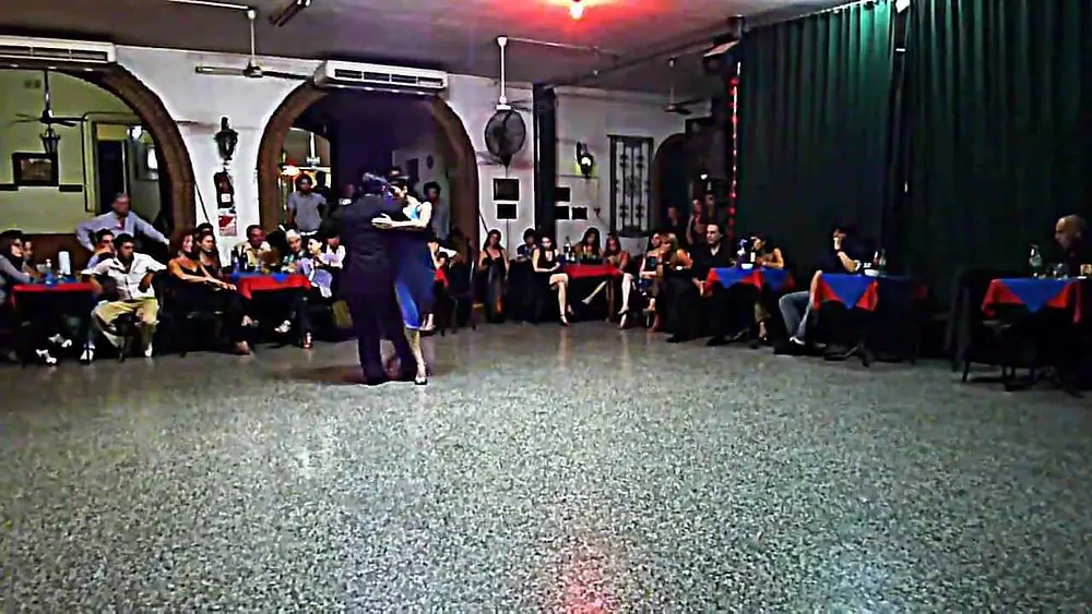 Video thumbnail for Julieta Qüesta y Rauli Choque bailan "Cantor de Barrio" (Ricardo Tanturi) en Milonga Luna de Tango
