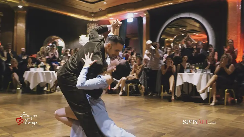 Video thumbnail for Yesica Esquivel and Ariel Leguizamon - Milongueando en el 40 - Forever Tango by Sivisart